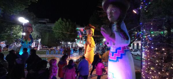 Tanto en El Alto, La Paz y Oruro, los pesebres y los adornos navideños hacen hincapié en la raíz andina de sus pueblos. De esta manera, es normal verlo a José lucir poncho y también criar llamas, entre otros detalles. La plaza 10 de Febrero, en el centro orureño, luce unos muñecos enormes, que representan a personajes bíblicos ataviados y tocando instrumentos típicos de los Andes. - Sputnik Mundo