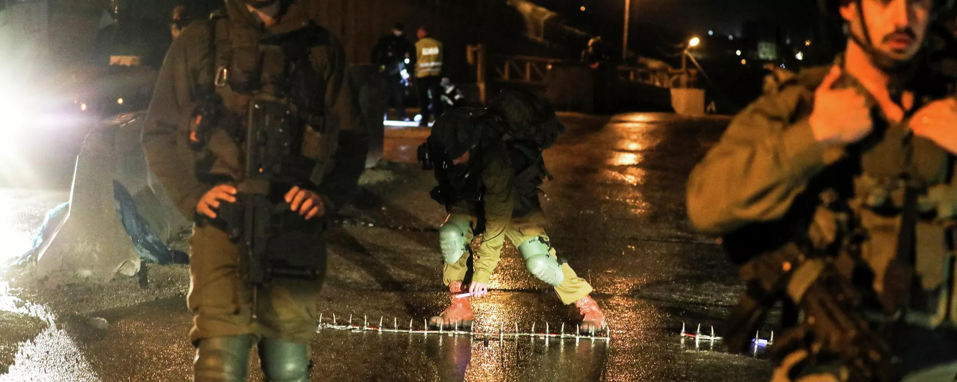 Soldados israelíes en la escena del tiroteo que se saldó con la vida del colono Yehuda Dimentman, el 16 de diciembre del 2021 Soldados israelíes en la escena del tiroteo que se saldó con la vida del colono Yehuda Dimentman, el 16 de diciembre del 2021 - Sputnik Mundo, 1920, 18.12.2021