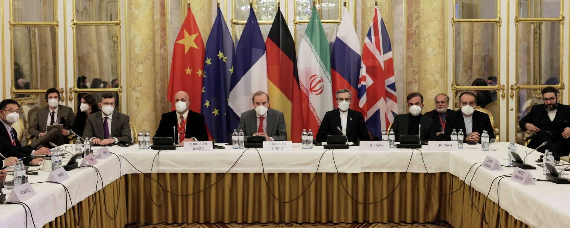 El Secretario General Adjunto del Servicio Europeo de Acción Exterior (SEAE), Enrique Mora, el negociador nuclear jefe de Irán, Ali Bagheri Kani, y delegaciones, en espera del inicio de una reunión de la Comisión Conjunta del JCPOA en Viena, Austria, el 17 de diciembre de 2021 El Secretario General Adjunto del Servicio Europeo de Acción Exterior (SEAE), Enrique Mora, el negociador nuclear jefe de Irán, Ali Bagheri Kani, y delegaciones, en espera del inicio de una reunión de la Comisión Conjunta del JCPOA en Viena, Austria, el 17 de diciembre de 2021 - Sputnik Mundo, 1920, 18.12.2021