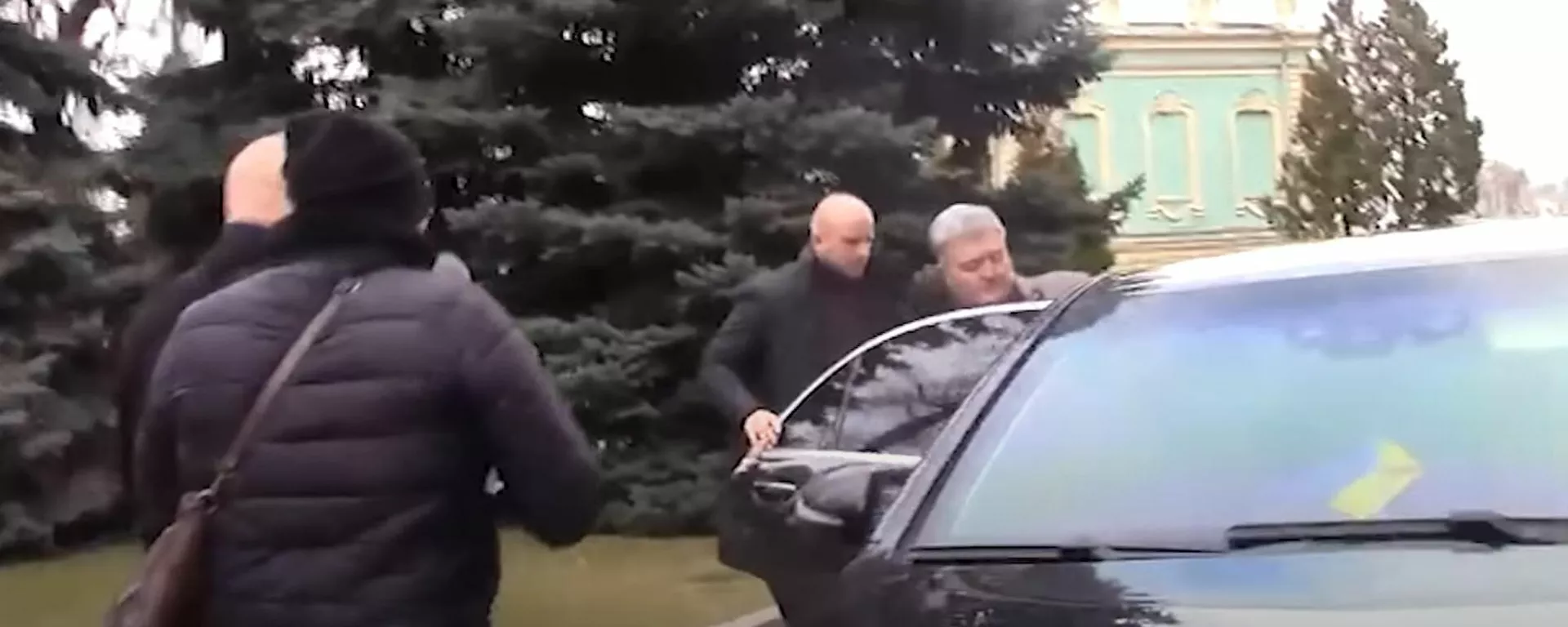 El expresidente de Ucrania, Petro Poroshenko, se fuga de los agentes que le intentan entregar un auto de comparecencia El expresidente de Ucrania, Petro Poroshenko, se fuga de los agentes que le intentan entregar un auto de comparecencia - Sputnik Mundo, 1920, 18.12.2021