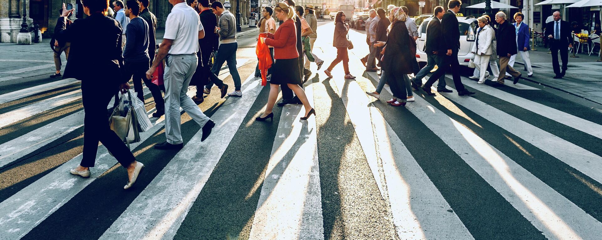 Personas en una calle - Sputnik Mundo, 1920, 19.12.2021