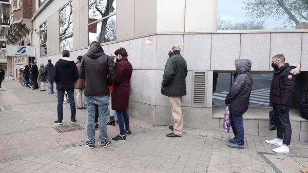 Colas en un centro privado de Madrid para hacer pruebas de COVID-19 - Sputnik Mundo