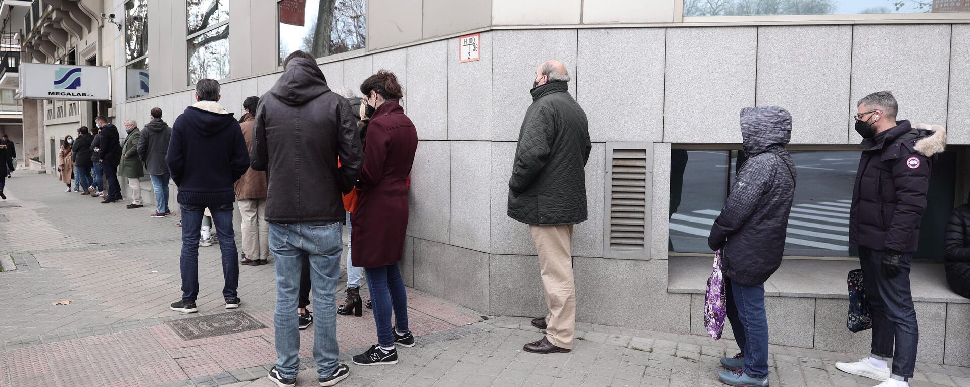 Colas en un centro privado de Madrid para hacer pruebas de COVID-19 - Sputnik Mundo, 1920, 21.12.2021