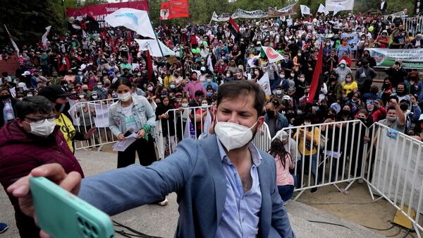 Gabriel Boric, presidente electo de Chile, durante un acto de campaña en 2021 - Sputnik Mundo