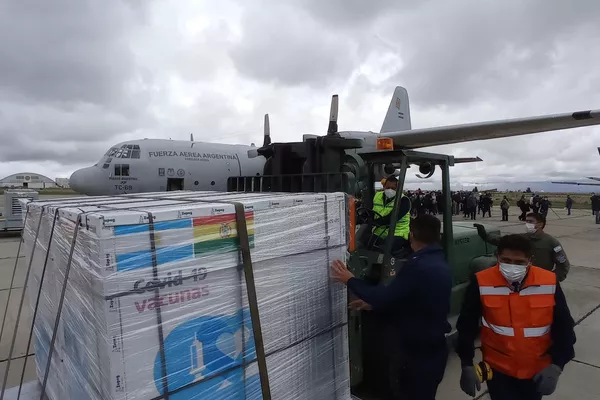 Llegada a Bolivia de las vacunas anti-COVID-19 donadas por Argentina - Sputnik Mundo