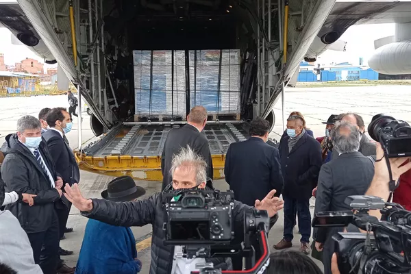 Llegada a Bolivia de las vacunas anti-COVID-19 donadas por Argentina - Sputnik Mundo