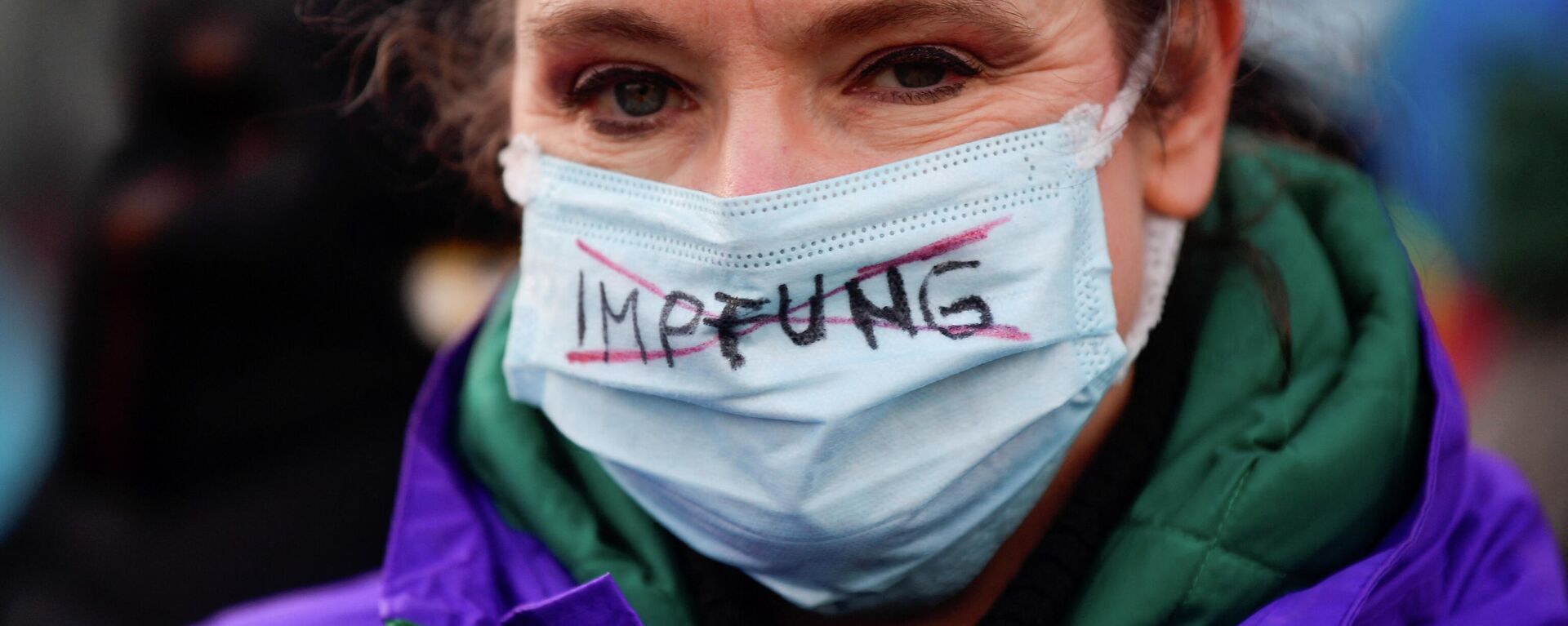 Una mujer con mascarilla con la palabra vacunación durante una protesta contra las medidas anti-COVID en Hamburgo, Alemania - Sputnik Mundo, 1920, 21.12.2021