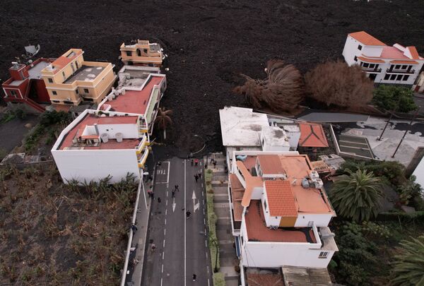 La erupción del volcán Cumbre Vieja inició el 19 de septiembre, convirtiendo la pintoresca isla de La Palma en una duna de ceniza sin vida durante unos tres meses. Ahora que los lugareños pueden volver a sus casas o lo que quedaba de ellas. - Sputnik Mundo