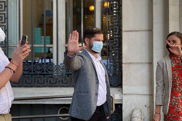 Gabriel Boric visita la Convención Constituyente - Sputnik Mundo