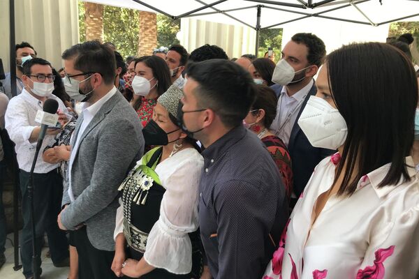 Gabriel Boric visita la Convención Constituyente - Sputnik Mundo