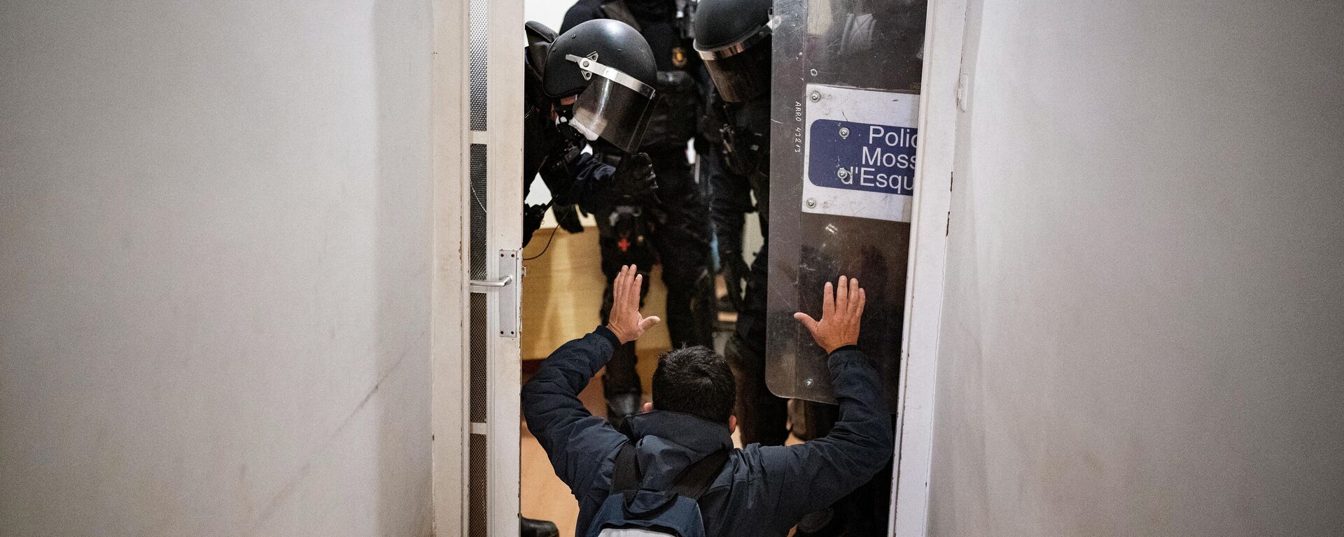 La Policía Nacional detiene a una persona en su casa (imagen referencial) - Sputnik Mundo, 1920, 23.12.2022