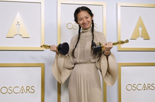 La directora y guionista de cine estadounidense de origen chino Chloe Zhao obtuvo 54 premios individuales por su película Tierra de Nómadas en 2021, así superó el anterior récord impuesto por Alexander Payne con 42 premios. - Sputnik Mundo