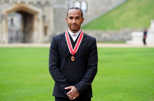 El piloto británico Lewis Hamilton ostenta el récord de victorias en Grandes Premios de Fórmula 1 en 2021 y es el primero que ha logrado 103 triunfos en la máxima categoría del automovilismo. A mediados de diciembre el príncipe Carlos le otorgó el título de caballero. - Sputnik Mundo