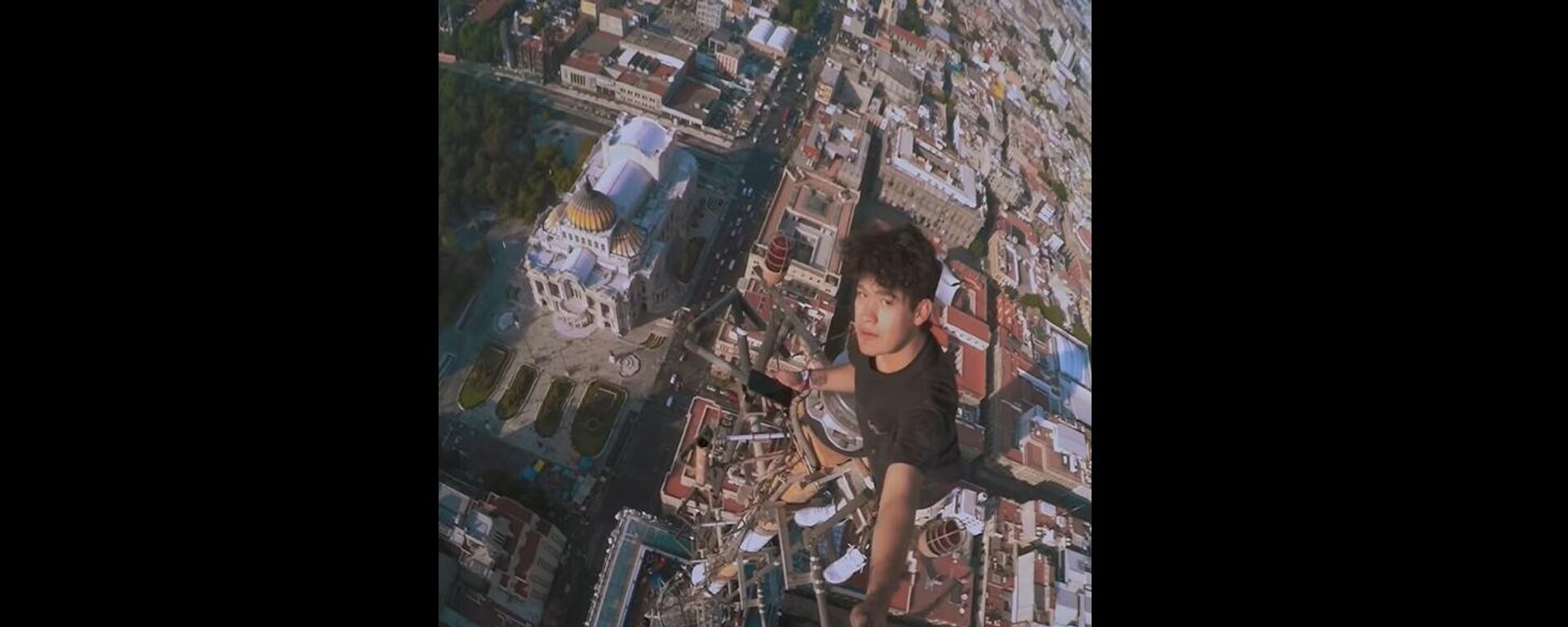 El influencer mexicano Selerdios, en la Torre Latinoamericana de CDMX.  - Sputnik Mundo, 1920, 22.12.2021