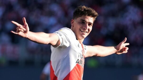 Julián Álvarez celebrando frente a Boca Juniors - Sputnik Mundo