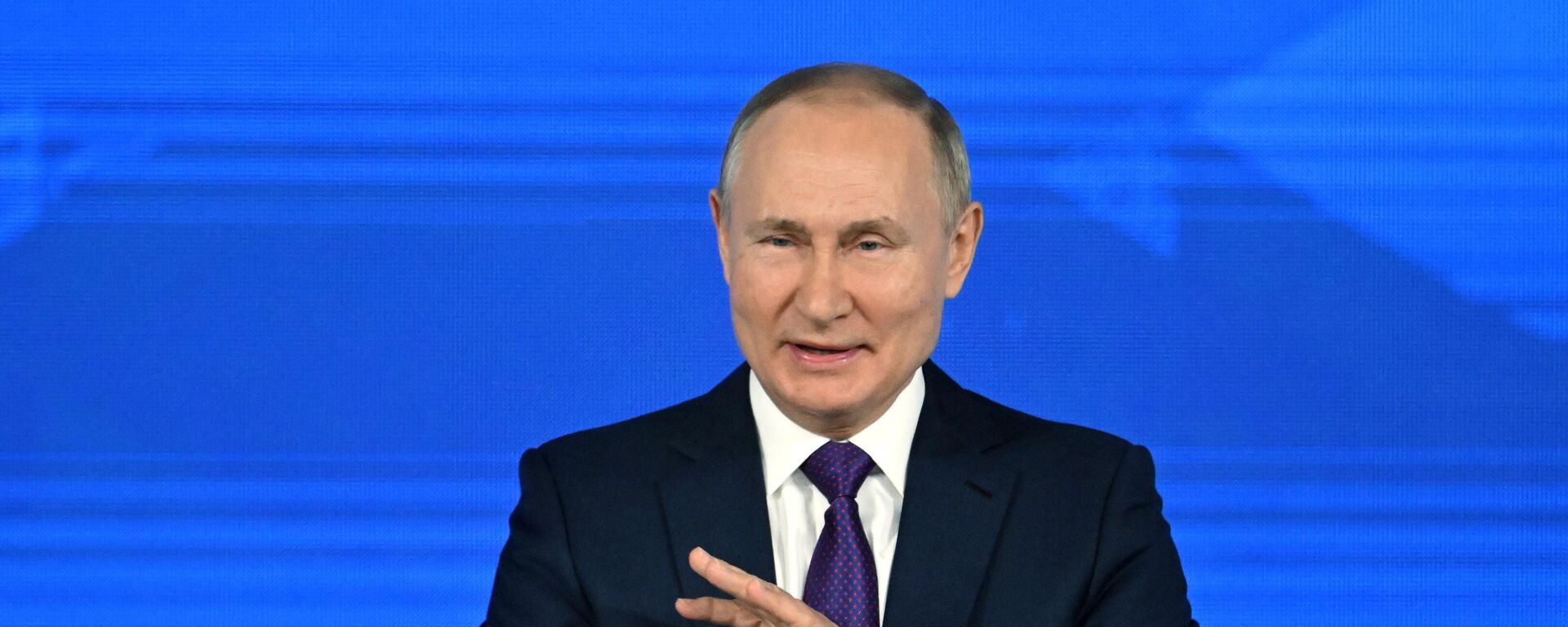 El presidente de Rusia, Vladímir Putin, en una rueda de prensa - Sputnik Mundo, 1920, 26.12.2021