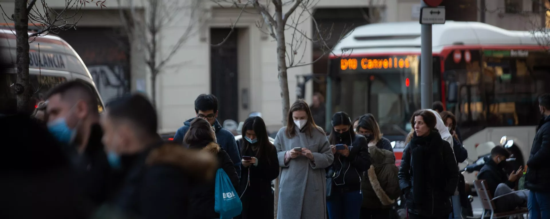 Colas de hasta tres horas en el Centro Asistencial Semat para hacerse test y otras pruebas de covid, a 20 de diciembre de 2021, en Barcelona, Cataluña (España). Colas de hasta tres horas en el Centro Asistencial Semat para hacerse test y otras pruebas de covid, a 20 de diciembre de 2021, en Barcelona, Cataluña (España). - Sputnik Mundo, 1920, 23.12.2021