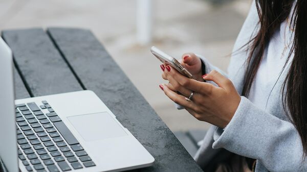 Imagen referencial de una chica chateando - Sputnik Mundo