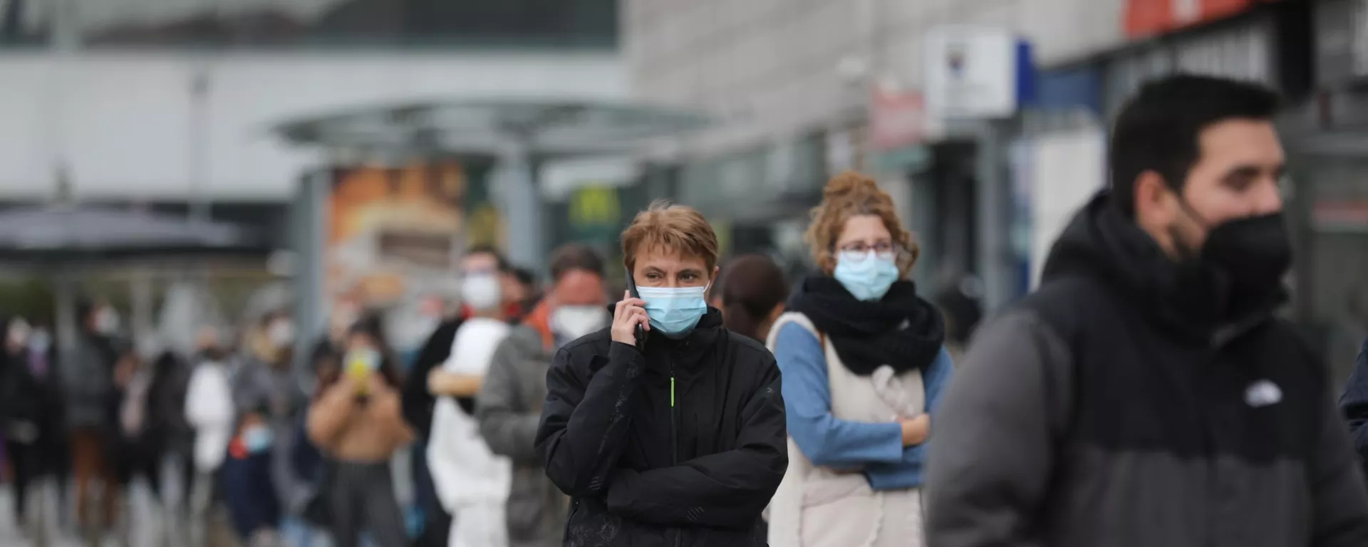 Colas de espera en las inmediaciones del Hospital Universitario de La Paz para hacerse un test de antígenos de COVID-19, a 23 de diciembre de 2021, en Madrid, España Colas de espera en las inmediaciones del Hospital Universitario de La Paz para hacerse un test de antígenos de COVID-19, a 23 de diciembre de 2021, en Madrid, España - Sputnik Mundo, 1920, 23.12.2021
