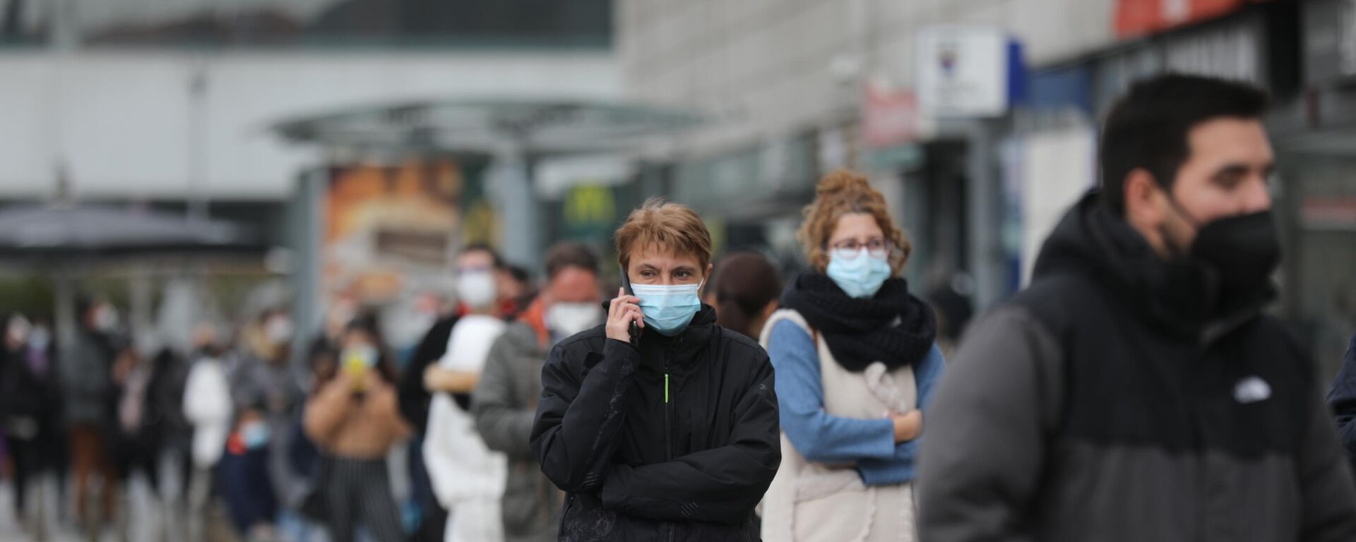 Colas de espera en las inmediaciones del Hospital Universitario de La Paz para hacerse un test de antígenos de COVID-19, a 23 de diciembre de 2021, en Madrid, España - Sputnik Mundo, 1920, 23.12.2021