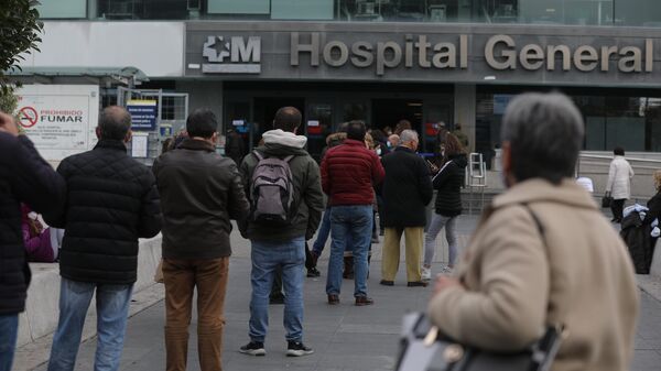 Colas de espera en las inmediaciones del Hospital Universitario de La Paz  - Sputnik Mundo