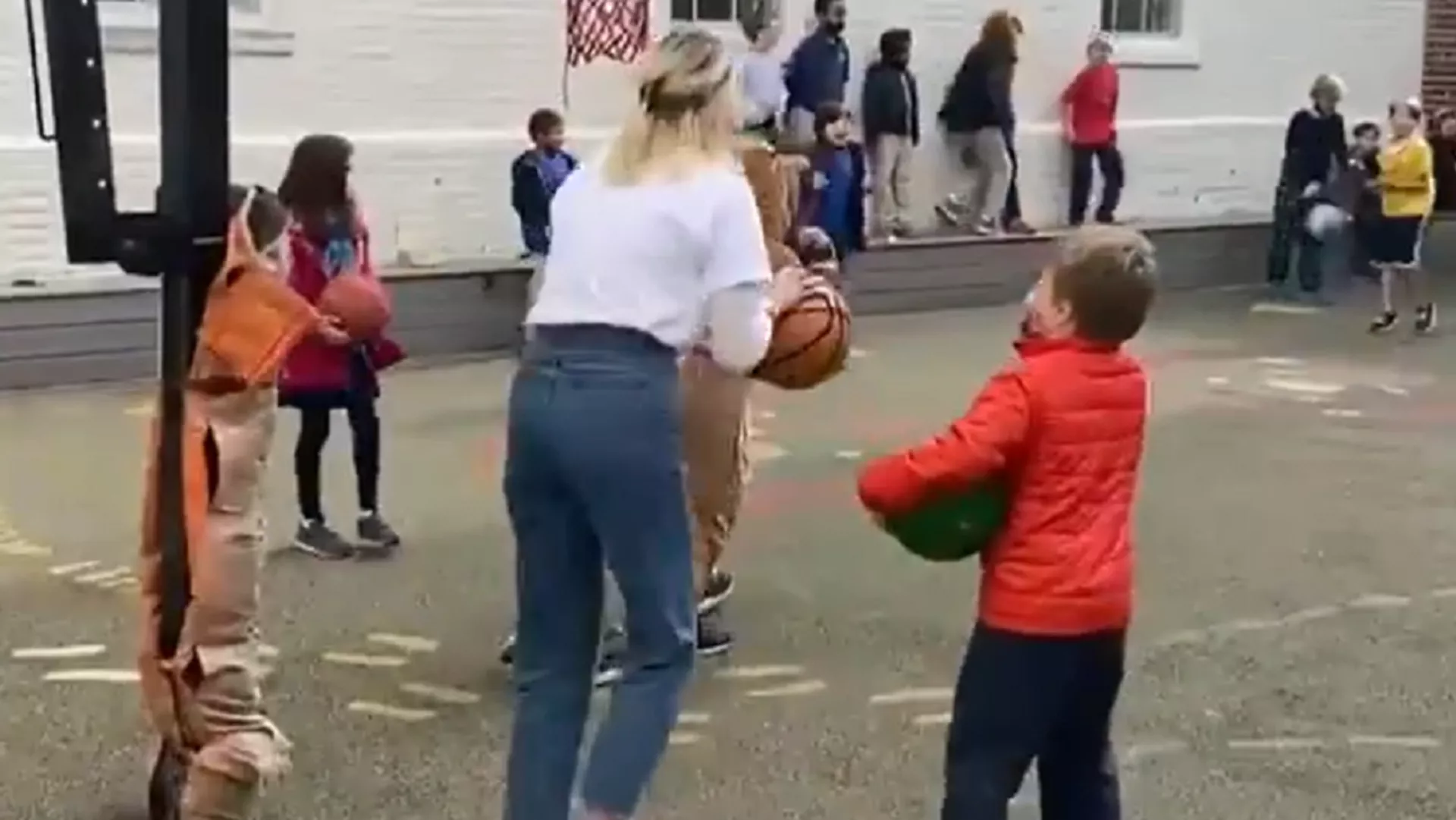 Una profesora de primaria se hace viral por su don como baloncestista Una profesora de primaria se hace viral por su don como baloncestista - Sputnik Mundo, 1920, 23.12.2021