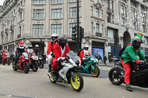 El 25 de diciembre, los cristianos católicos de todo el mundo celebran la Navidad. Esta festividad también se festeja en la iglesia anglicana y luterana y en algunas comunidades protestantes. Pero la Navidad cuenta con sus propias tradiciones en distintos países.En la foto: unos moteros disfrazados de Papá Noel, en Londres. - Sputnik Mundo