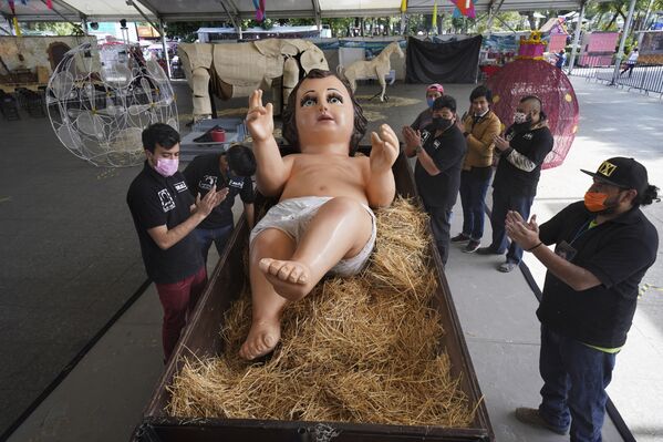 En España, la Nochebuena siempre va acompañada de una cena familiar. Algunas familias cumplen con las tradiciones católicas, invitando a la fiesta a personas pobres o solitarias.En la foto: una gigantesca estatua del Niño Jesús en una plaza de la Ciudad de México. - Sputnik Mundo