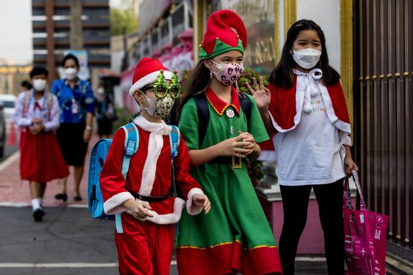 La Nochebuena es el día más riguroso del Adviento: según la tradición católica, en este día no se debe comer nada hasta la aparición de la primera estrella.En la foto: unos niños se dirigen a una fiesta navideña en Ayutthaya, Tailandia. - Sputnik Mundo