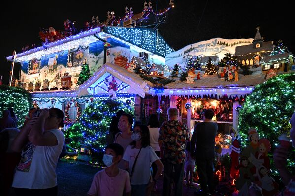 Por la mañana, en las catedrales se celebran las misas de Adviento.En la foto: una casa decorada en Sídney, Australia. - Sputnik Mundo