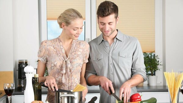 Una pareja prepara la comida (imagen referencial) - Sputnik Mundo