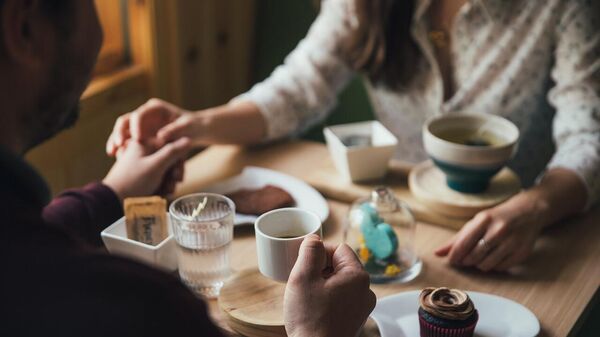 Una pareja desayuna (imagen referencial) - Sputnik Mundo