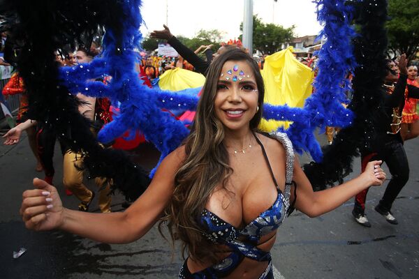 El Salsódromo es desde hace tiempo el evento más popular de la Feria de Cali, en el que participan más de 1.300 bailarines que representan a las mejores escuelas de salsa de la ciudad y en el que se cierra una de las principales vías de la ciudad, la Avenida Roosevelt. En esta ocasión, el Salsódromo atrajo a más de 2.500 participantes. - Sputnik Mundo