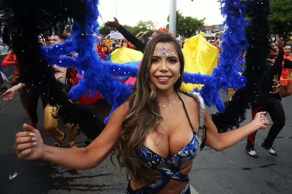 El Salsódromo es desde hace tiempo el evento más popular de la Feria de Cali, en el que participan más de 1.300 bailarines que representan a las mejores escuelas de salsa de la ciudad y en el que se cierra una de las principales vías de la ciudad, la Avenida Roosevelt. En esta ocasión, el Salsódromo atrajo a más de 2.500 participantes. El Salsódromo es desde hace tiempo el evento más popular de la Feria de Cali, en el que participan más de 1.300 bailarines que representan a las mejores escuelas de salsa de la ciudad y en el que se cierra una de las principales vías de la ciudad, la Avenida Roosevelt. En esta ocasión, el Salsódromo atrajo a más de 2.500 participantes. - Sputnik Mundo