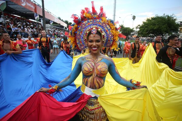 La ciudad de Cali, situada en el suroeste de Colombia, recibe el nombre de capital mundial de la salsa por una razón: este popular baile latinoamericano se interpreta en numerosos espacios donde se baila este género musical en varias partes de la ciudad y también son conocidas como salsotecas. En la foto: los bailarines en el Salsódromo de Cali. - Sputnik Mundo