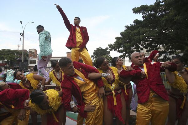 Las salas de baile del barrio de Juanchito son especialmente populares. No tienes que bailar en absoluto. Puede simplemente sentarte y observar a los bailarines o escuchar la música. En la foto: varias personas participan del festival en el Salsódromo de Cali. - Sputnik Mundo