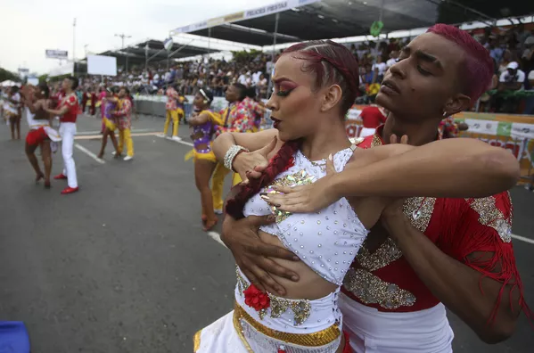 En Cali se celebran cada año varios festivales de salsa, el singular Salsódromo forma parte de la Feria de Cali. En la foto: una pareja baila en el Salsódromo de Cali. En Cali se celebran cada año varios festivales de salsa, el singular Salsódromo forma parte de la Feria de Cali. En la foto: una pareja baila en el Salsódromo de Cali. - Sputnik Mundo