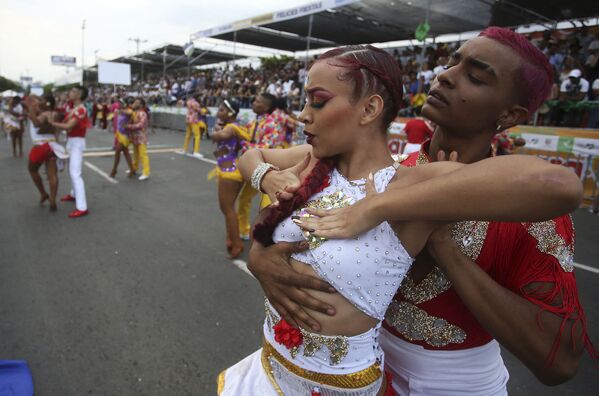 En Cali se celebran cada año varios festivales de salsa, el singular Salsódromo forma parte de la Feria de Cali. En la foto: una pareja baila en el Salsódromo de Cali. - Sputnik Mundo