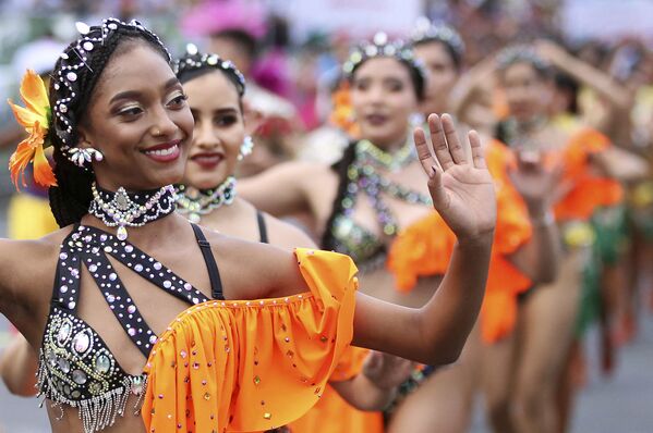 La salsa es un género musical nacido en Cuba, es una mezcla de melodías cubanas, norteamericanas, caribeñas y sudamericanas. El baile actual, de salsa, apareció en 1970 en Nueva York entre los nativos de América Latina. En la foto: varias mujeres participan del Festival de Cali en el Salsódromo. - Sputnik Mundo