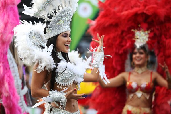 La salsa tiene muchos estilos y variaciones. Hay estilos cubanos, venezolanos, colombianos, puertorriqueños, neoyorquinos e incluso de Los Ángeles. En la foto: dos mujeres en el Festival de Cali. - Sputnik Mundo