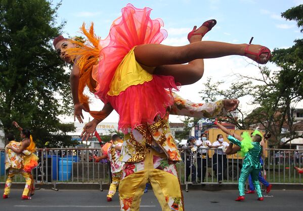 La popularidad de la salsa ha crecido de tal manera en todo el mundo que se celebran festivales enteros dedicados a este género musical en países tan diversos como Polonia, Ucrania y Rusia. En la foto: parejas de participantes en el Salsódromo de Cali. - Sputnik Mundo