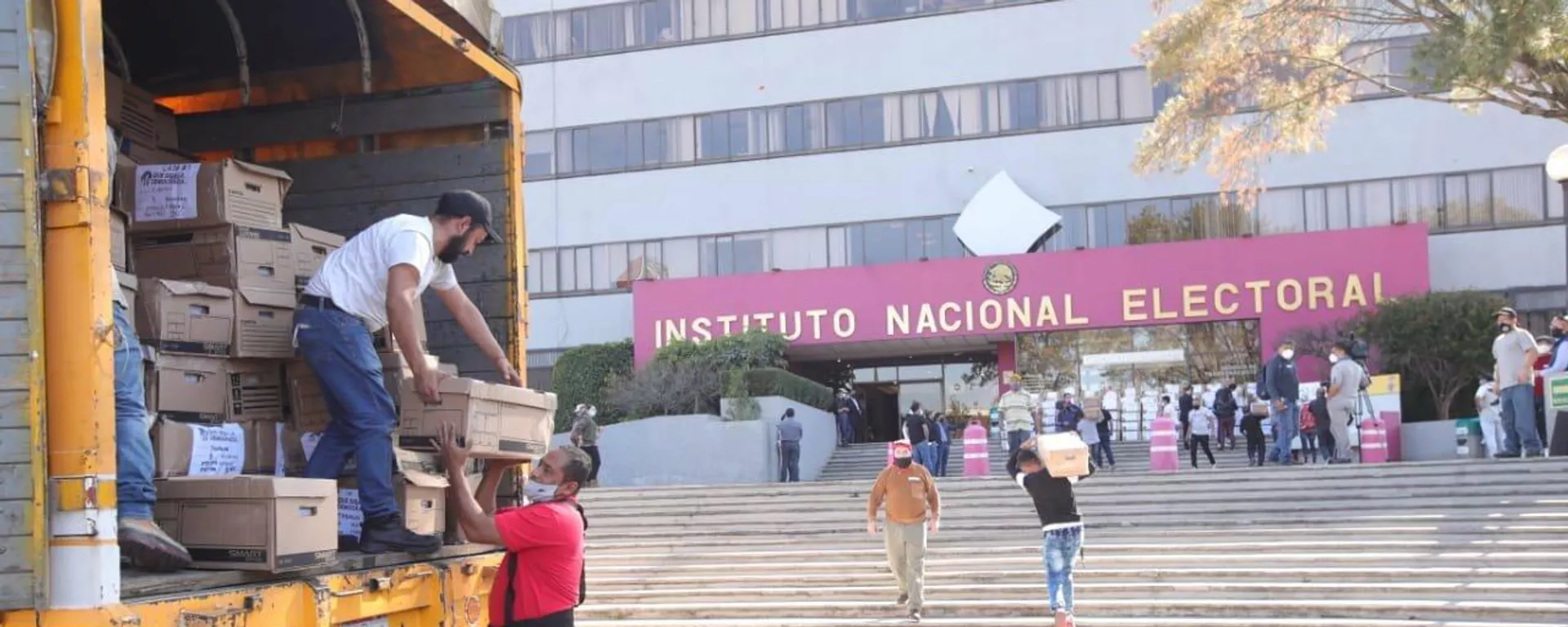 Recepción de firmas de apoyo a la revocación de mandato en el INE. Recepción de firmas de apoyo a la revocación de mandato en el INE. - Sputnik Mundo, 1920, 27.12.2021
