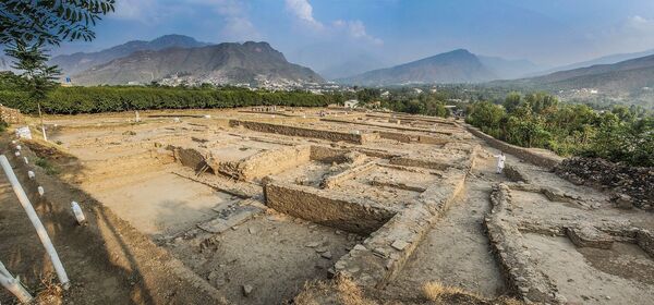 Un grupo de arqueólogos encontró en el distrito de Svat, en el noroeste de Pakistán, las ruinas de un templo budista de 2.300 años. Los científicos italianos y paquistaníes excavan allí las ruinas de Basira, una ciudad perdida fundada por Alejandro Magno. Además de este edificio, los especialistas hallaron más de 2.700 artefactos, incluso monedas, anillos, macetas, así como las escrituras en lengua harosti durante el reinado del monarca griego Menandro. Los hallazgos certifican que Svat ha sido un lugar sagrado para las diferentes religiones.En la foto: las ruinas de la antigua ciudad de Basira, en Pakistán. - Sputnik Mundo