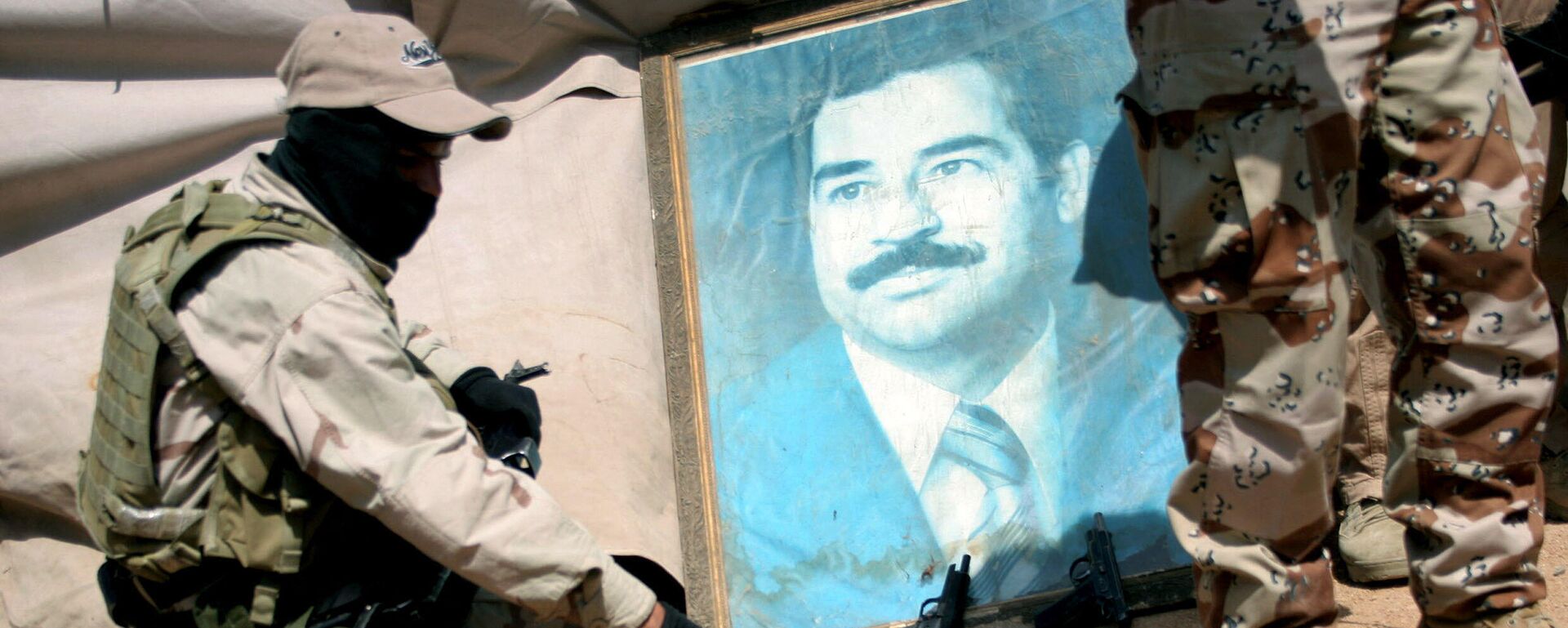 Militares iraquíes con un retrato del expresidente Sadam Husein (archivo) Militares iraquíes con un retrato del expresidente Sadam Husein (archivo) - Sputnik Mundo, 1920, 30.12.2021