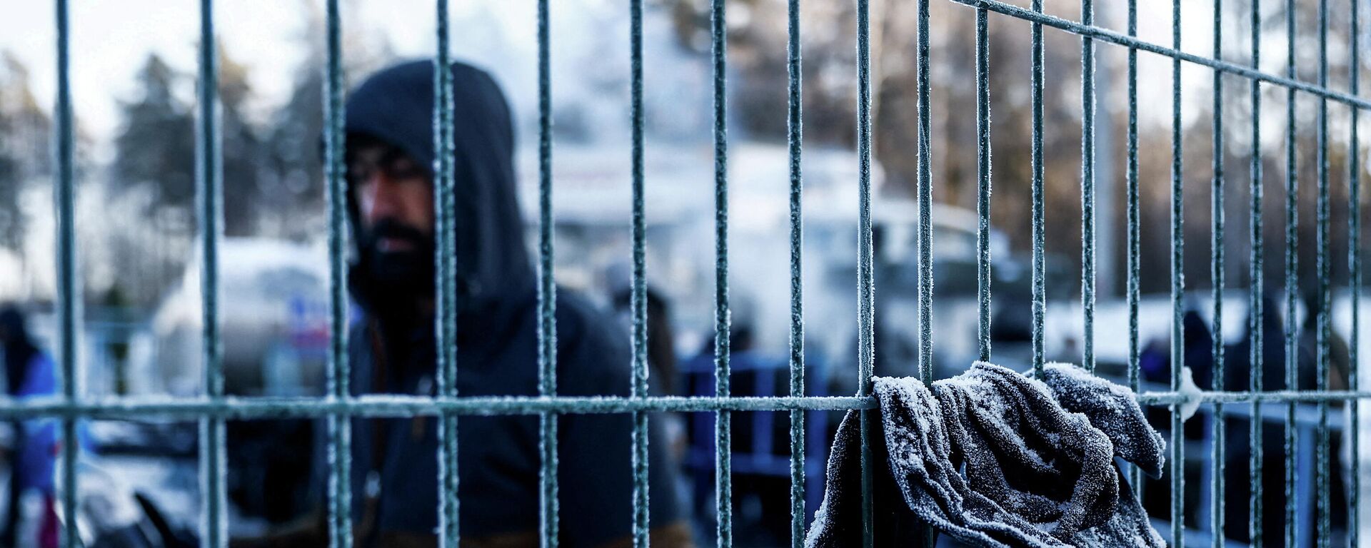 Un migrante en la frontera polaco-bielorrusa - Sputnik Mundo, 1920, 31.12.2021