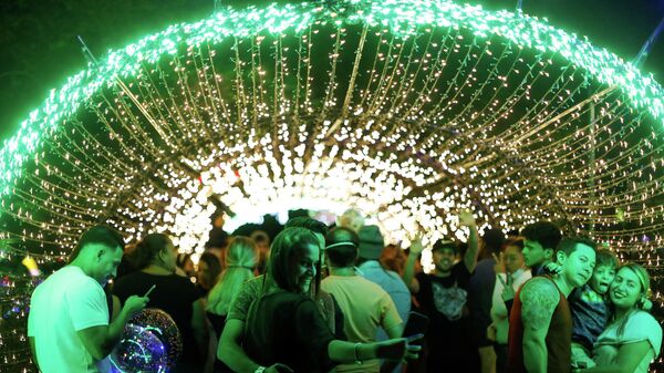 La gente se toma selfies cerca de las luces navideñas en el Parque Ibirapuera en Sao Paulo, Brasil, 10 de diciembre de 2021 - Sputnik Mundo