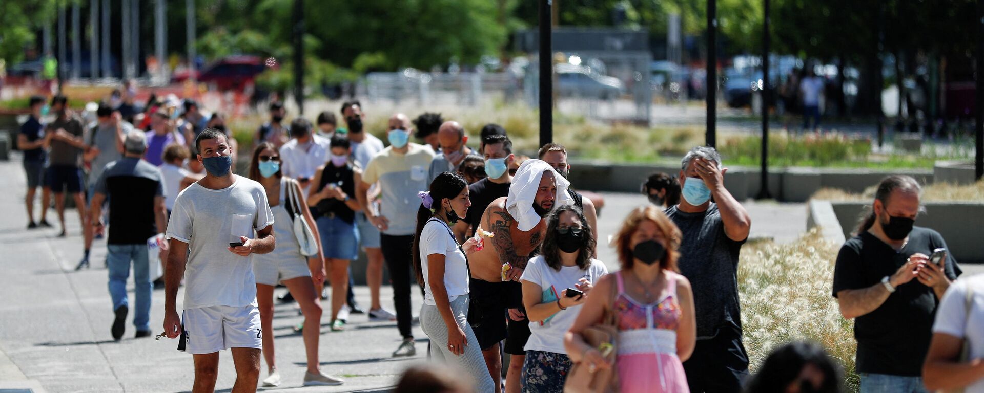 La gente hace cola para someterse a la prueba PCR en Buenos Aires, Argentina - Sputnik Mundo, 1920, 31.12.2021