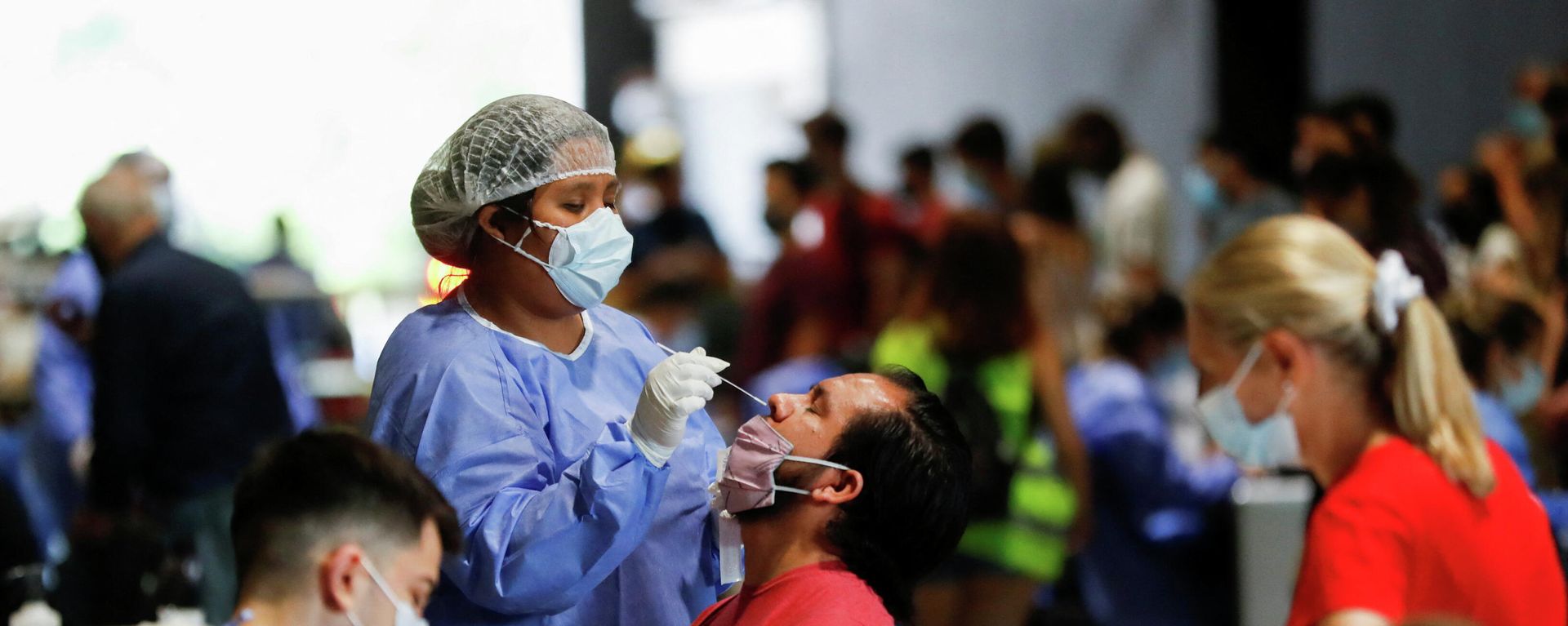 Una médica hace una prueba PCR a un hombre en Buenos Aires, Argentina Una médica hace una prueba PCR a un hombre en Buenos Aires, Argentina - Sputnik Mundo, 1920, 26.01.2022