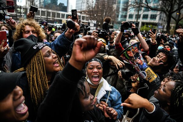 El 20 de abril un jurado del estado de Minnesota condenó a 22 años de prisión al exagente de Policía Derek Chauvin por la muerte del afroamericano George Floyd. La sentencia fue bien recibida entre los manifestantes frente al tribunal y por los grupos que luchan contra la violencia policial con las minorías étnicas en EEUU. - Sputnik Mundo