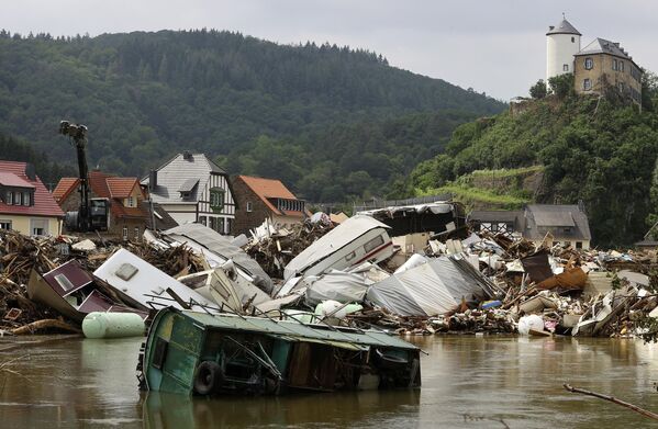 A mediados de julio del 2021 la tormenta Bernd trajo fuertes inundaciones a Europa, y afectó principalmente a Alemania, Países Bajos, Bélgica y Luxemburgo. Durante la semana siguiente las fuertes corrientes de agua se llevaron la vida de más de 200 personas y desplazaron a otras miles. - Sputnik Mundo